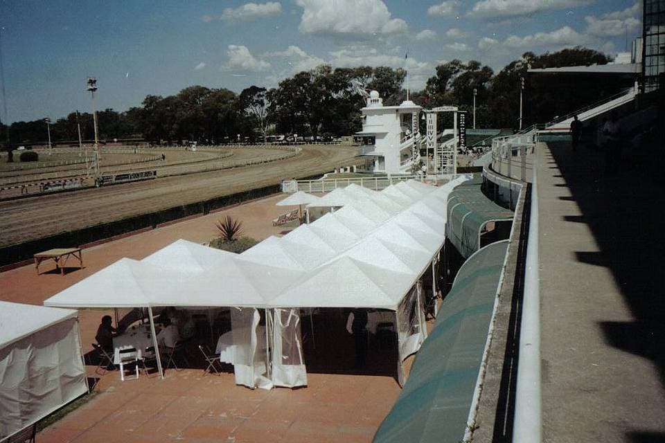 Mesas y livings preparados para evento al aire libre
