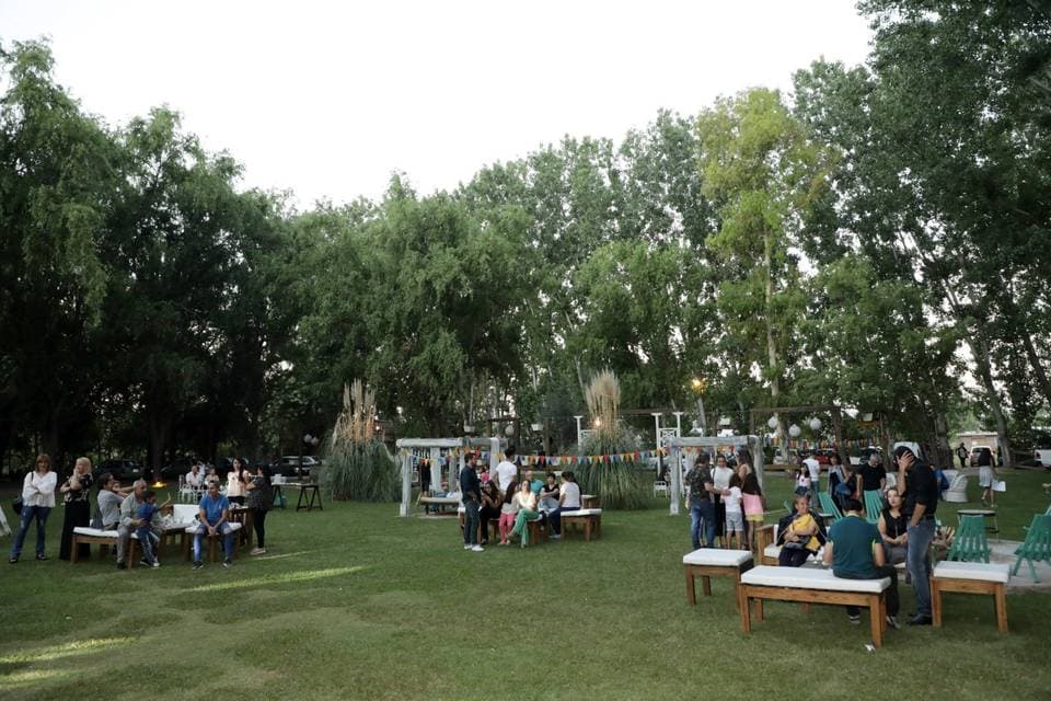 Mesa de evento en quinta para calcular presupuesto de celebración