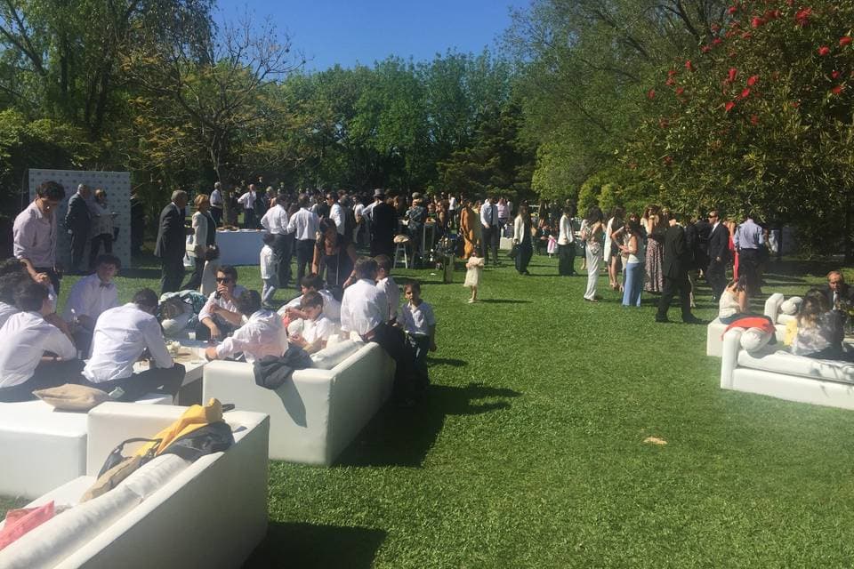 Mesa de comida y espacio exterior preparados para un evento en quinta
