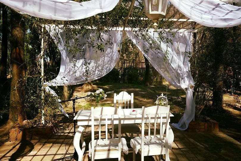 Salón preparado para la entrada de los novios y el inicio de la fiesta