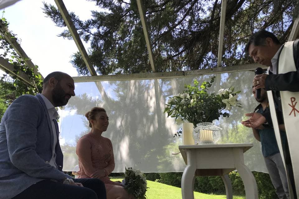 Celebración en una quinta con parque y salón preparado