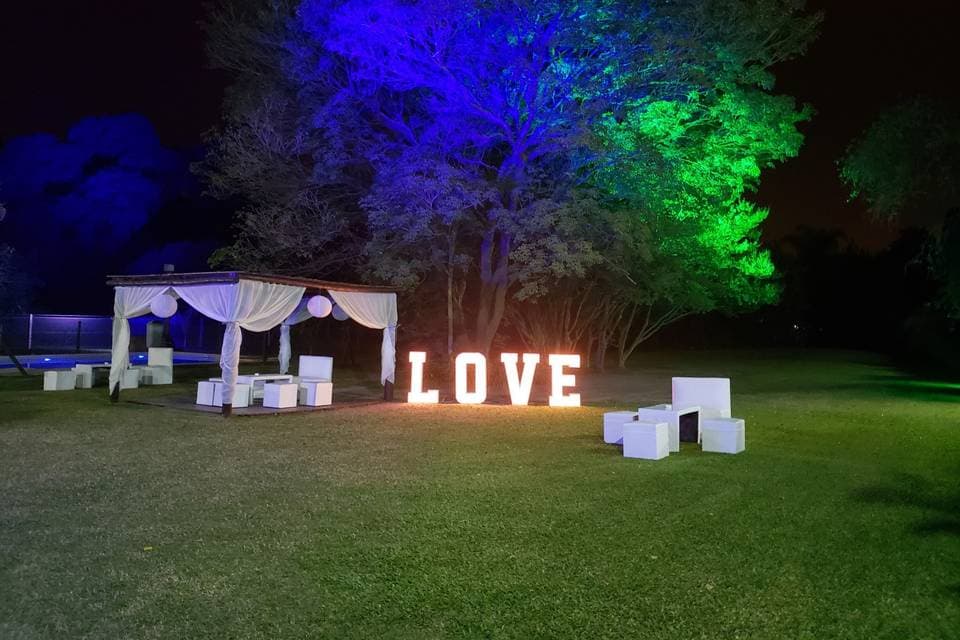 Salón iluminado para fiesta con técnica de sonido y luces