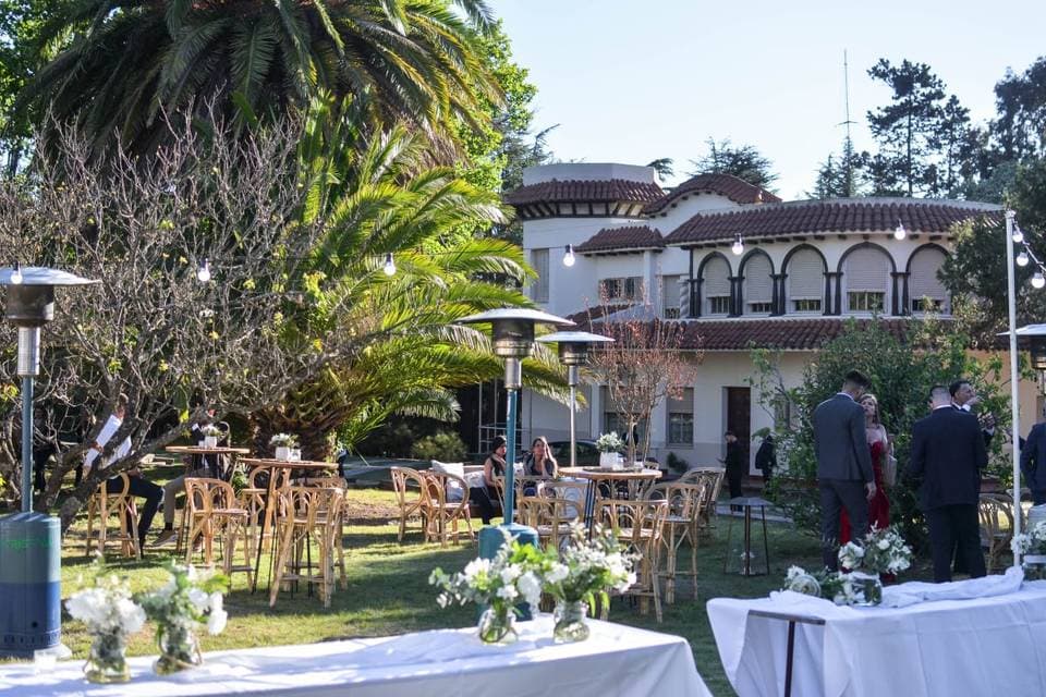 Recepción en jardín para revisar detalles finales del salón de casamiento