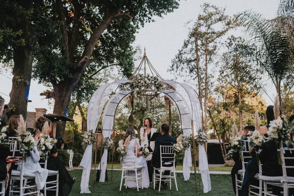 Ceremonia al aire libre en un espacio para eventos antes de elegir salón