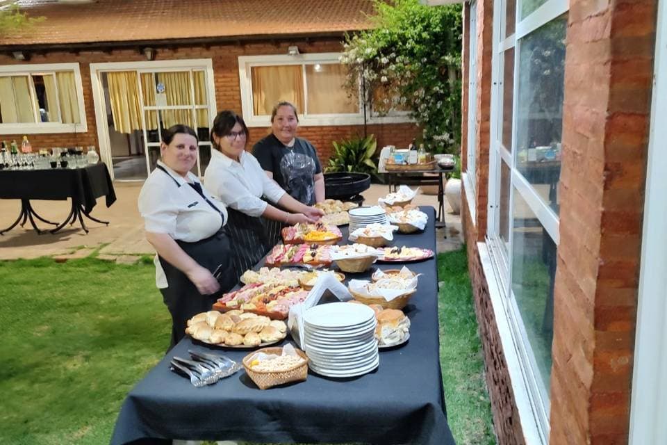 Fiesta con proveedores y ambientación para celebración social