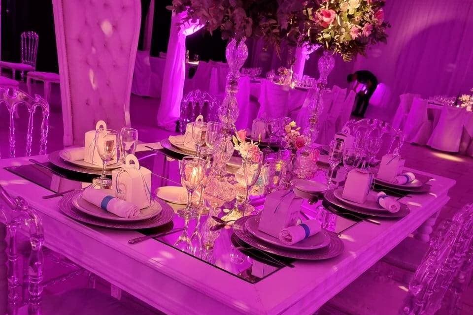 Espacio para evento corporativo con salón y áreas de recepción