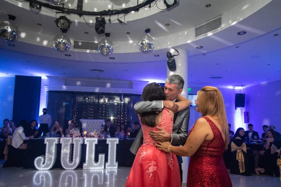 Fiesta con luces y entretenimiento en salon