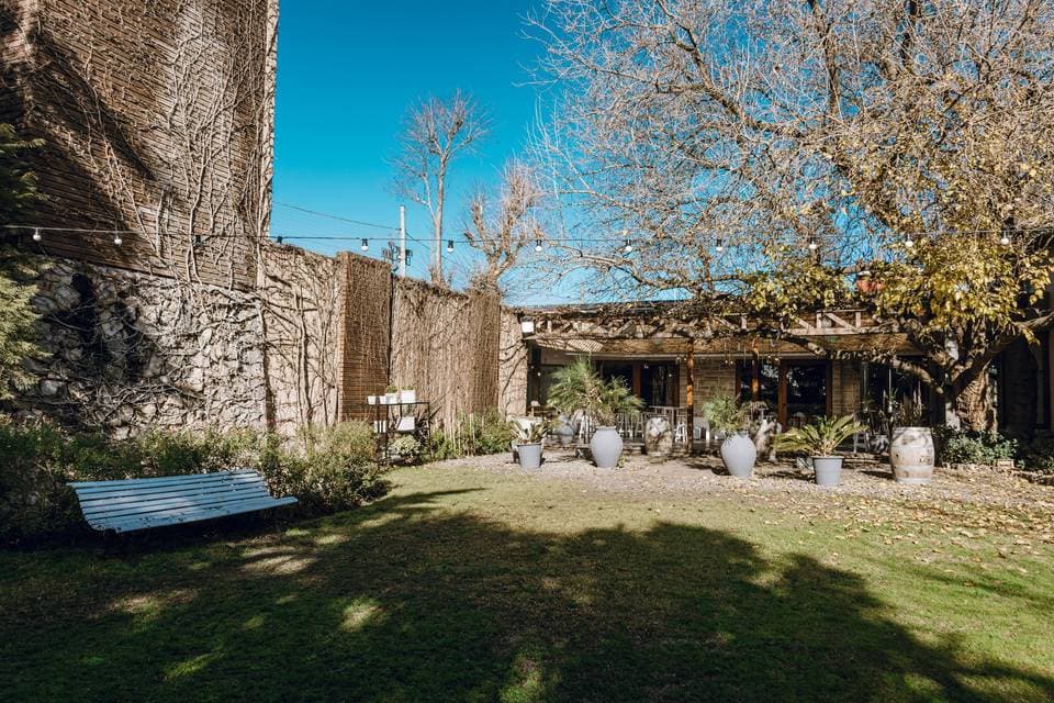 Mesa de evento en quinta para calcular presupuesto de celebración