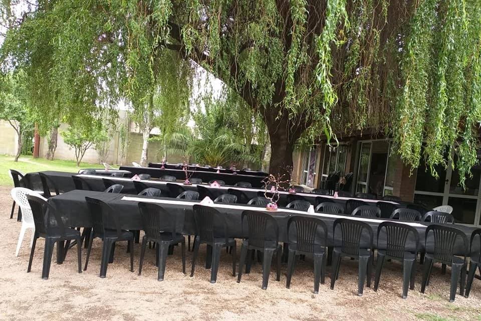 Recepción en jardín para revisar detalles finales del salón de casamiento