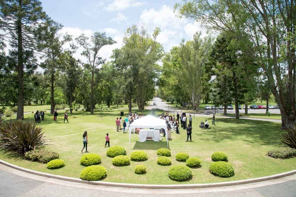 Espacio para evento corporativo con salón y áreas de recepción