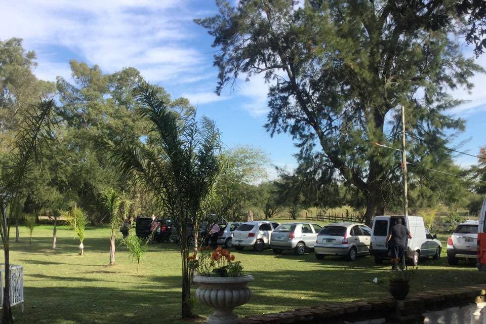 Casamiento de día en una quinta con parque y luz natural
