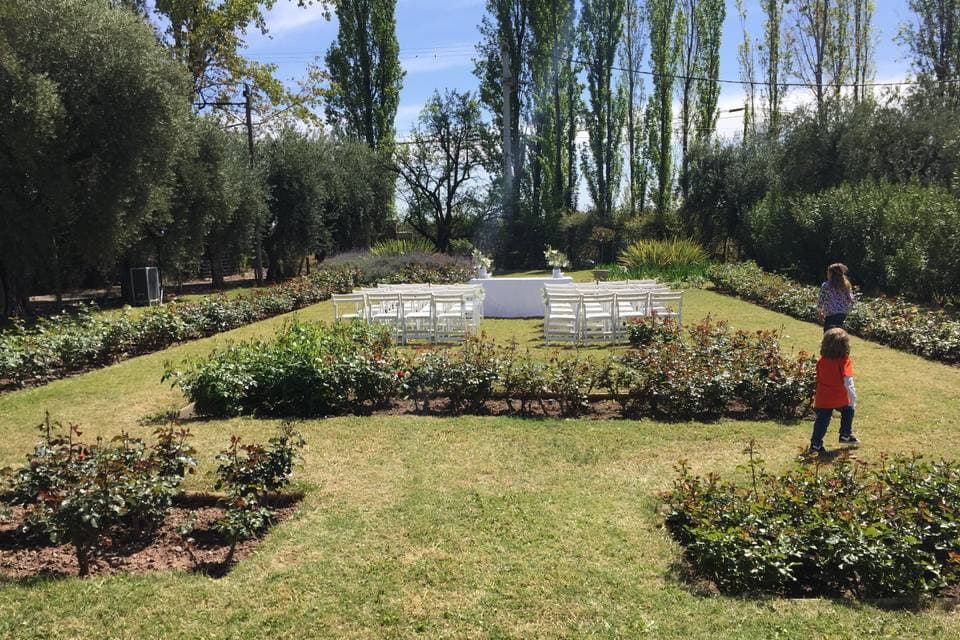 Celebración en una quinta con parque y salón preparado