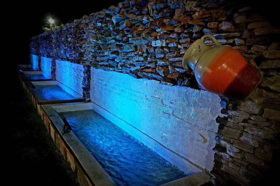 Salón iluminado para fiesta con técnica de sonido y luces
